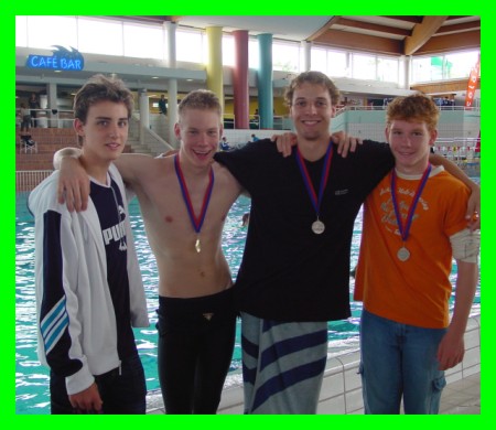 Die erfolgreichen 4  vom EMSC bei der Siegerehrung ber 200m Freistil von rechts: Alexander Knig, Markus Hanusch, Kai Reimer und Patrick Hausotter