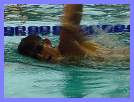 Patrick schwimmt 100 m Freistil